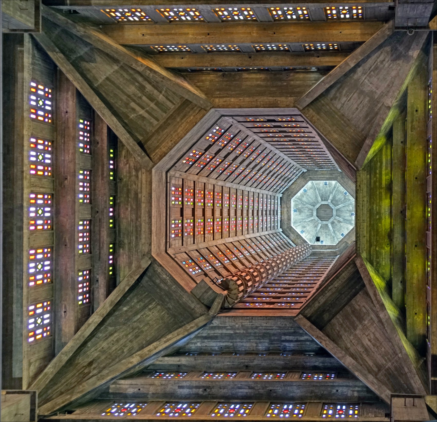 L’intérieur de l’église Saint-Joseph et ses vitraux colorés